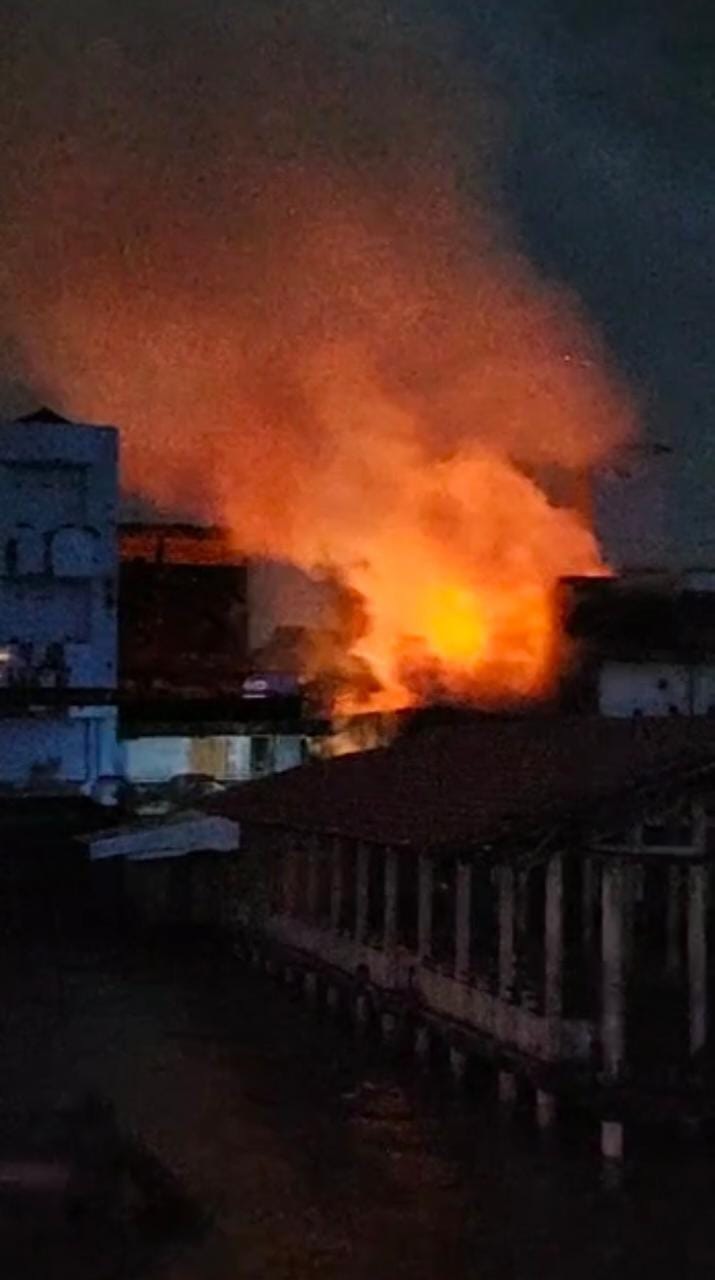 BREAKING NEWS: Kebakaran Kembali Terjadi di Kawasan Pelabuhan Ampera Tungkal