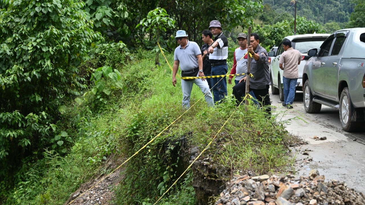 H Mashuri Pantau Longsor di Desa Birun