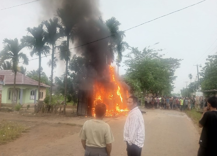 Tabrak Anak Kecil di Teluk Dawan, Mobil Truk Muatan Sawit Dibakar Massa