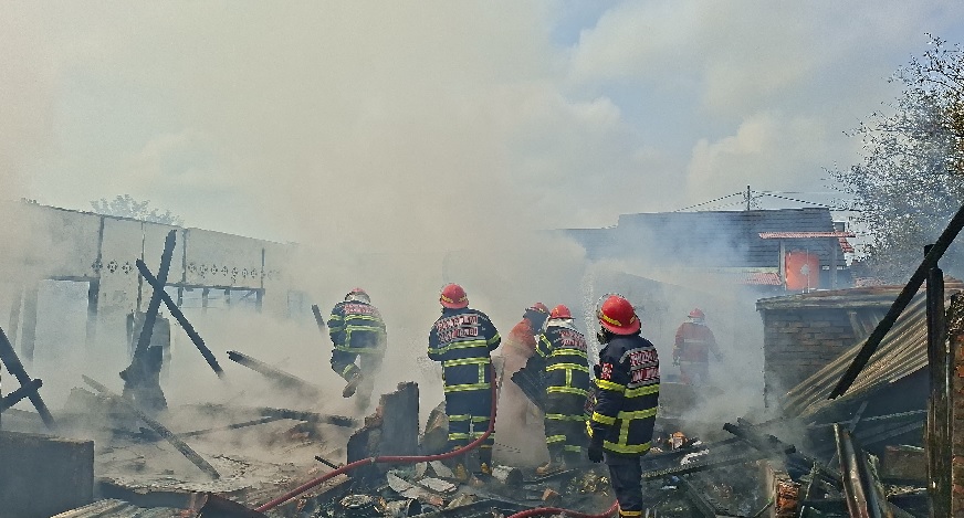 Diduga Korsleting Listrik, Lima Bedeng di Thehok Terbakar