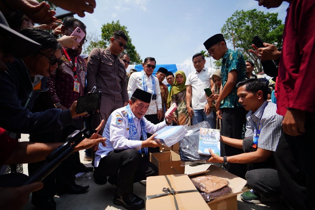 Gubernur Al Haris Serahkan Dumisake Pendidikan di Sungai Penuh