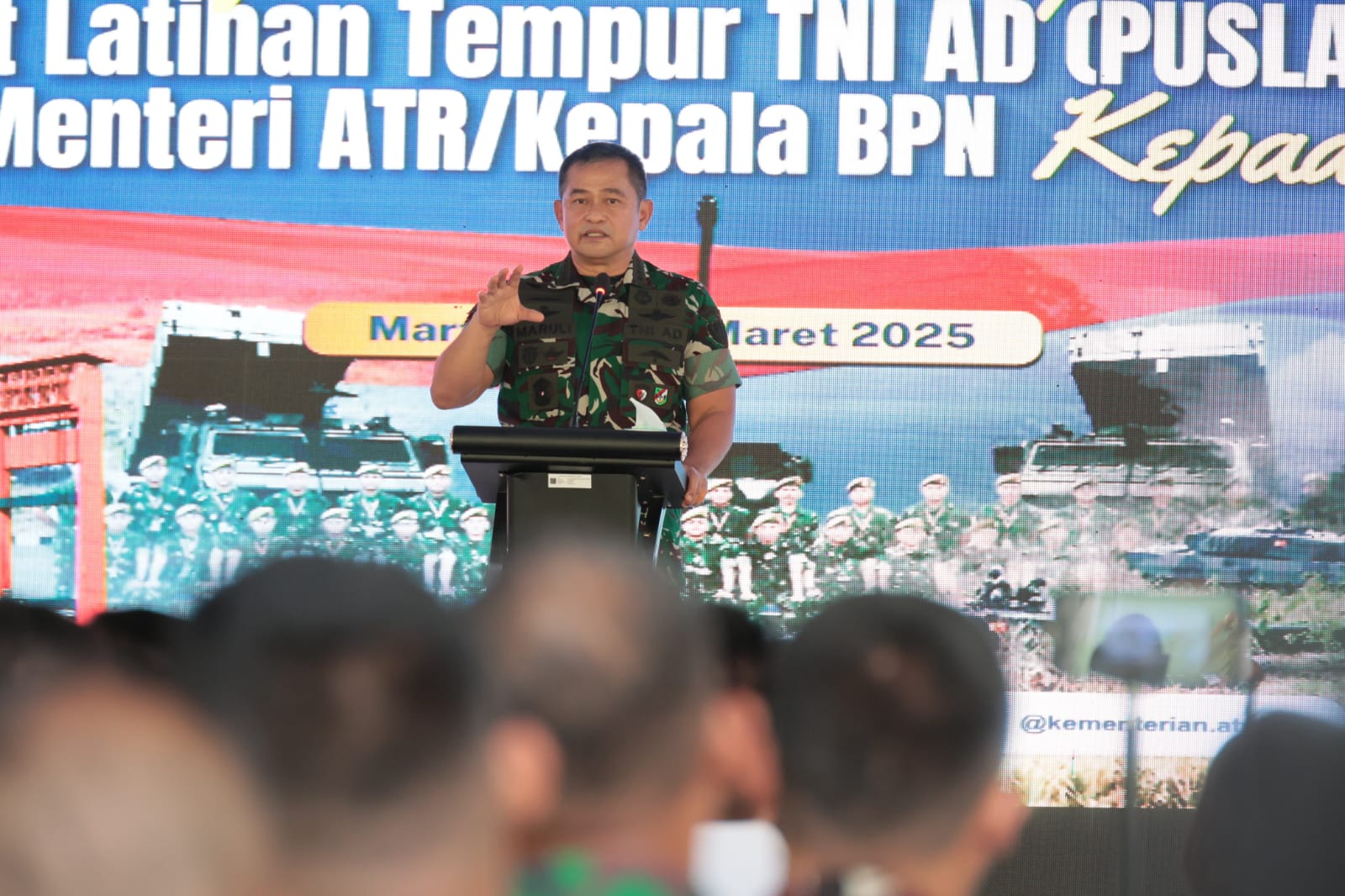 Komitmen Selesaikan Persoalan Aset TNI, Menteri Nusron Serahkan Sertipikat Tanah untuk Puslatpur TNI AD