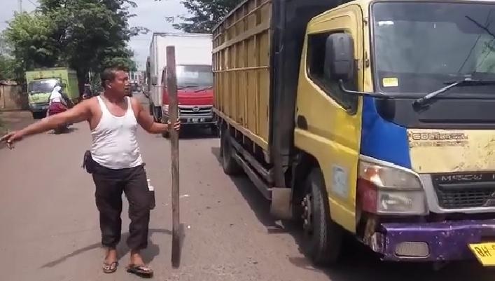 Nekad, Seorang Pria Bawa Kayu Menghadang Mobil Truk Batubara