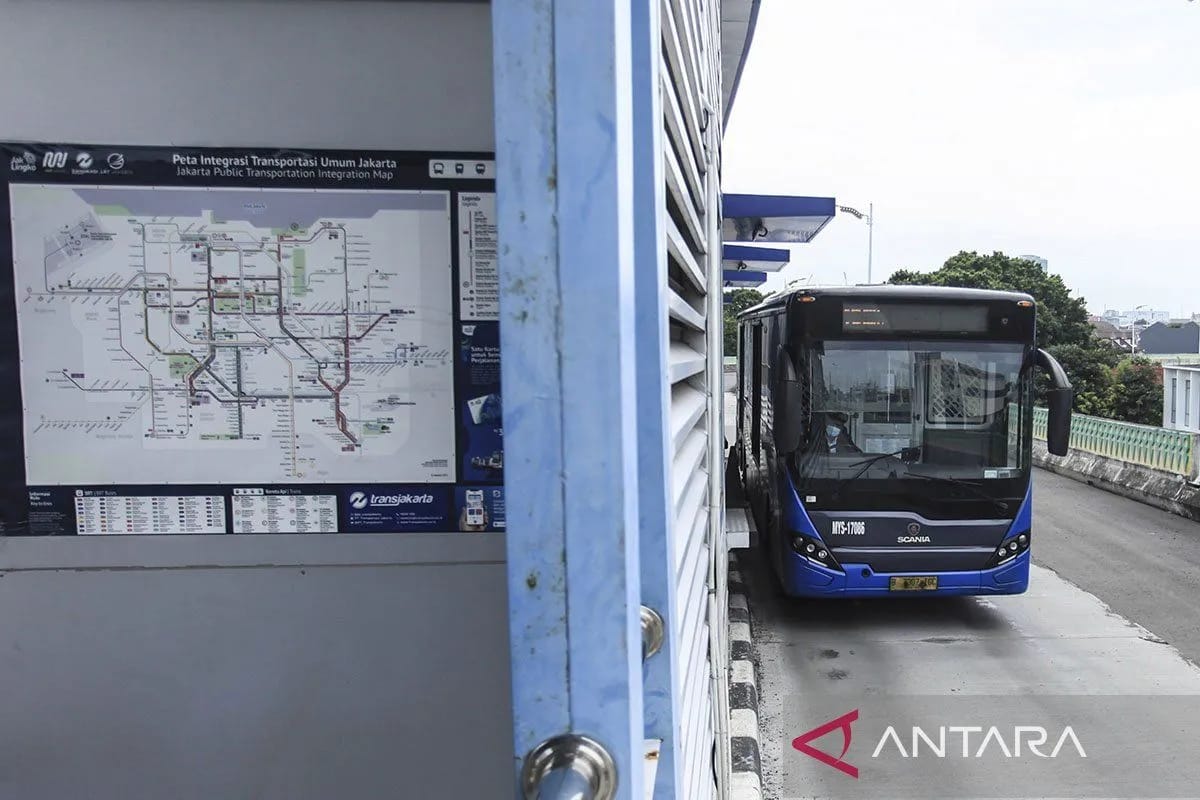 Transjakarta Rekayasa Rute Terkait Banjir yang Landa Sebagian Jakarta