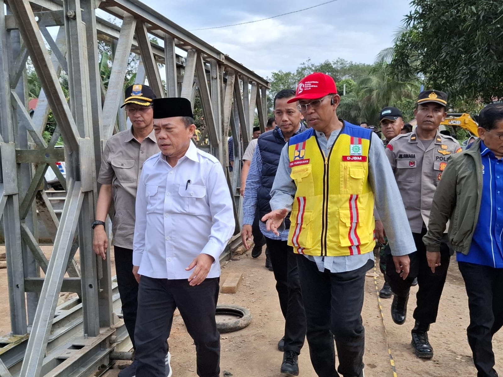 Al Haris Tinjau Jalan Amblas Bungo-Sumbar, Pastikan Beberapa Hari Kedepan Lintas Sumatera Bisa Dilalui