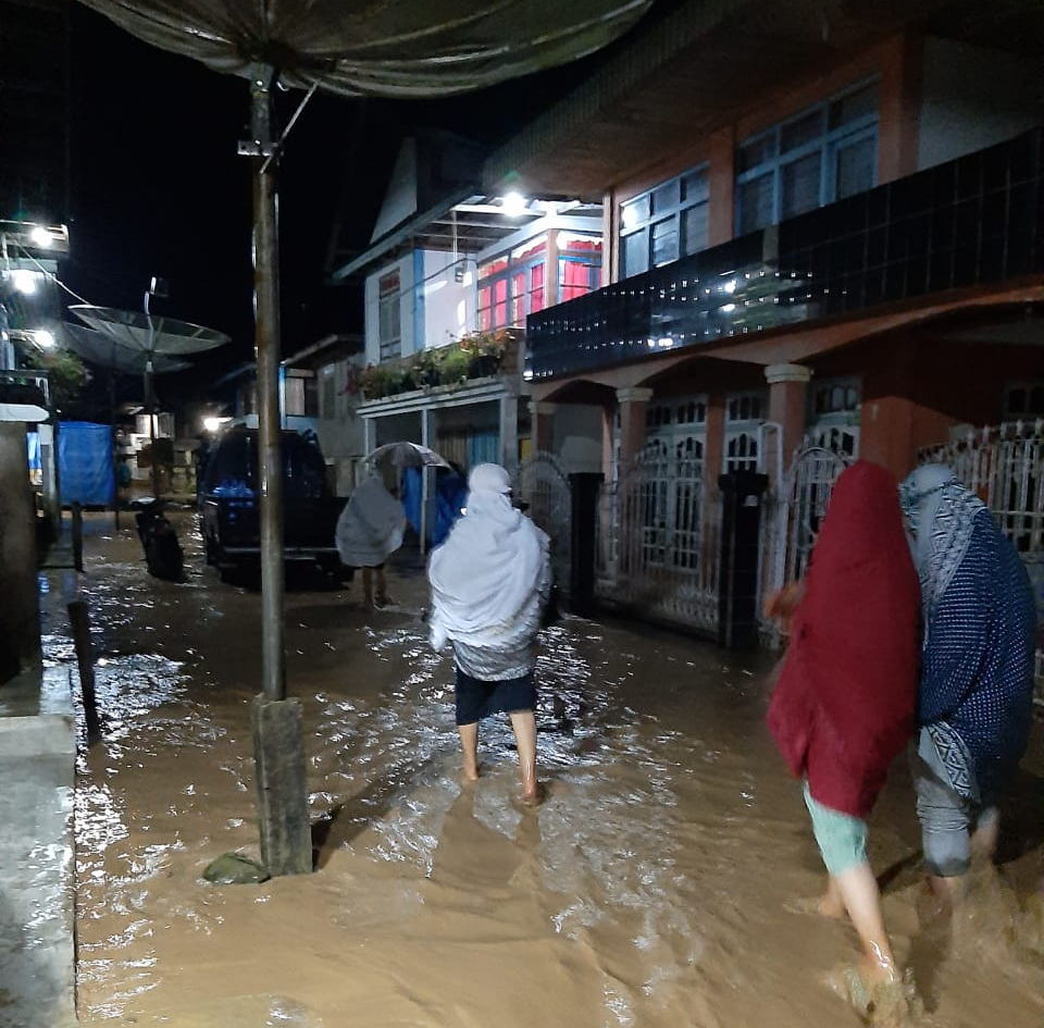 Menembus Banjir di Malam Tarawih Pertama, Puluhan Hektar Sawah di Kerinci Berubah Jadi Danau