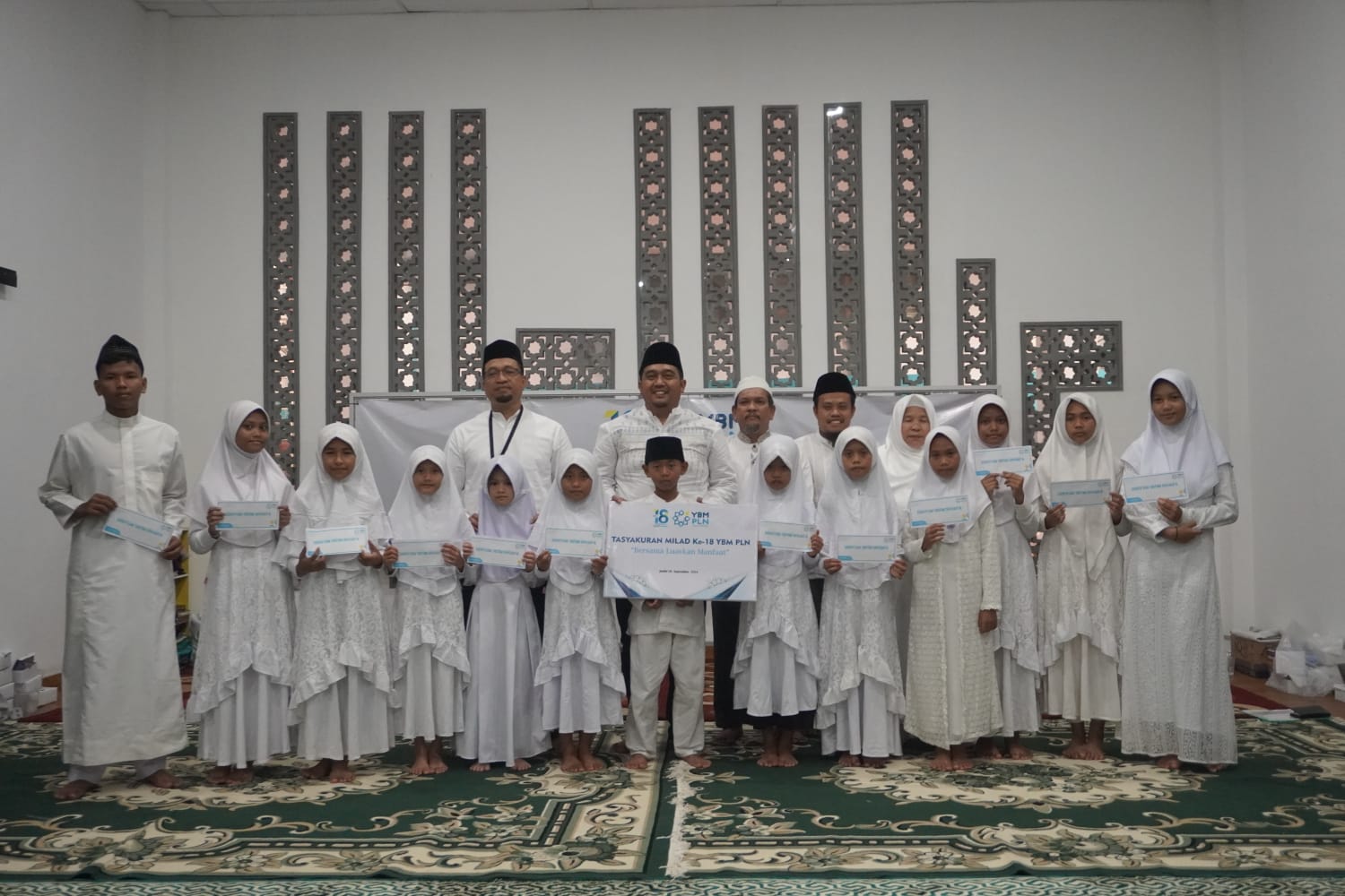 YBM PLN UP3 Jambi Berikan Santunan Anak Yatim Di Kota Jambi Dalam Rangka Tasyakuran Milad 18 YBM PLN