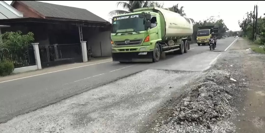 Jalan Lintas Timur Sumatera di Muaro Jambi Rusak Parah