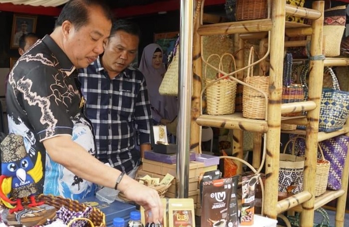 H Mukti Tinjau Stand Merangin di Pameran STQH XXVII, Pamerkan Berbagai Produk UMKM dari Berbagai Desa