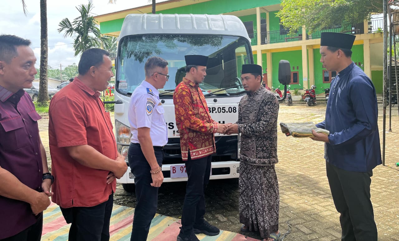 Akhiri Masa Reses, Edi Purwanto Serahkan Bantuan Bus Sekolah untuk Ponpes Al Fattah