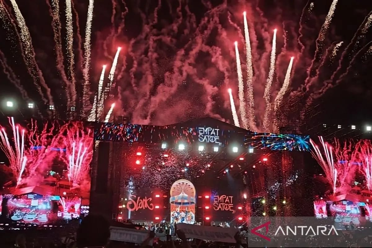 Pesta Kembang Api Tutup Konser Perayaan Ulang Tahun ke-41 Slank