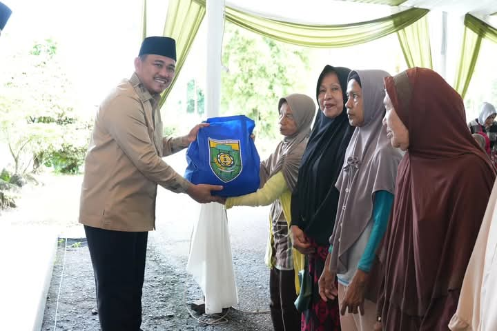 Pemkab Bungo Bagikan 6.800 Paket Sembako dan 7.082 Kupon Zakat Konsumtif