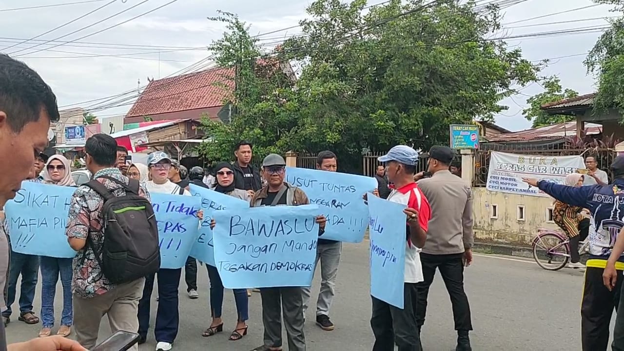 Massa Geruduk Kantor Bawaslu Kota Jambi, Desak Usut Tuntas Dugaan Pelanggaran Pemilu oleh Cawako HAR