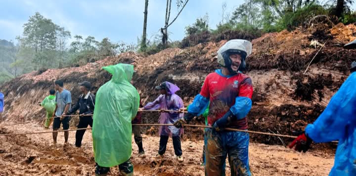 Bupati Kerinci dan Dandim Turun ke Lumpur