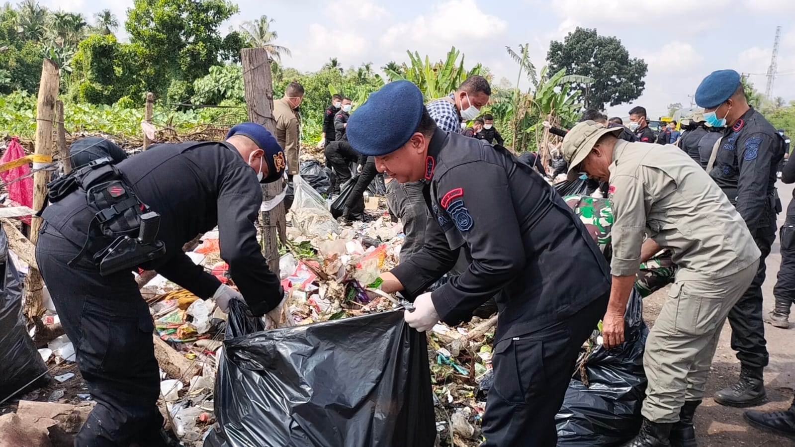 Membersihkan Sampah Serentak Bersama Polri , Polda Jambi Turunkan 245 Personil Gabungan 