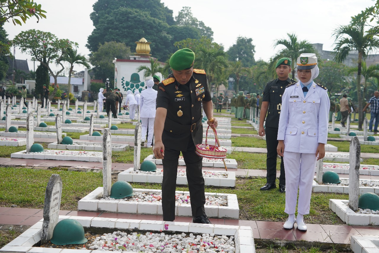 Korem 042/Gapu Gelar Ziarah Rombongan Peringati Hari Juang TNI AD ke-80 di TMP Satria Bhakti