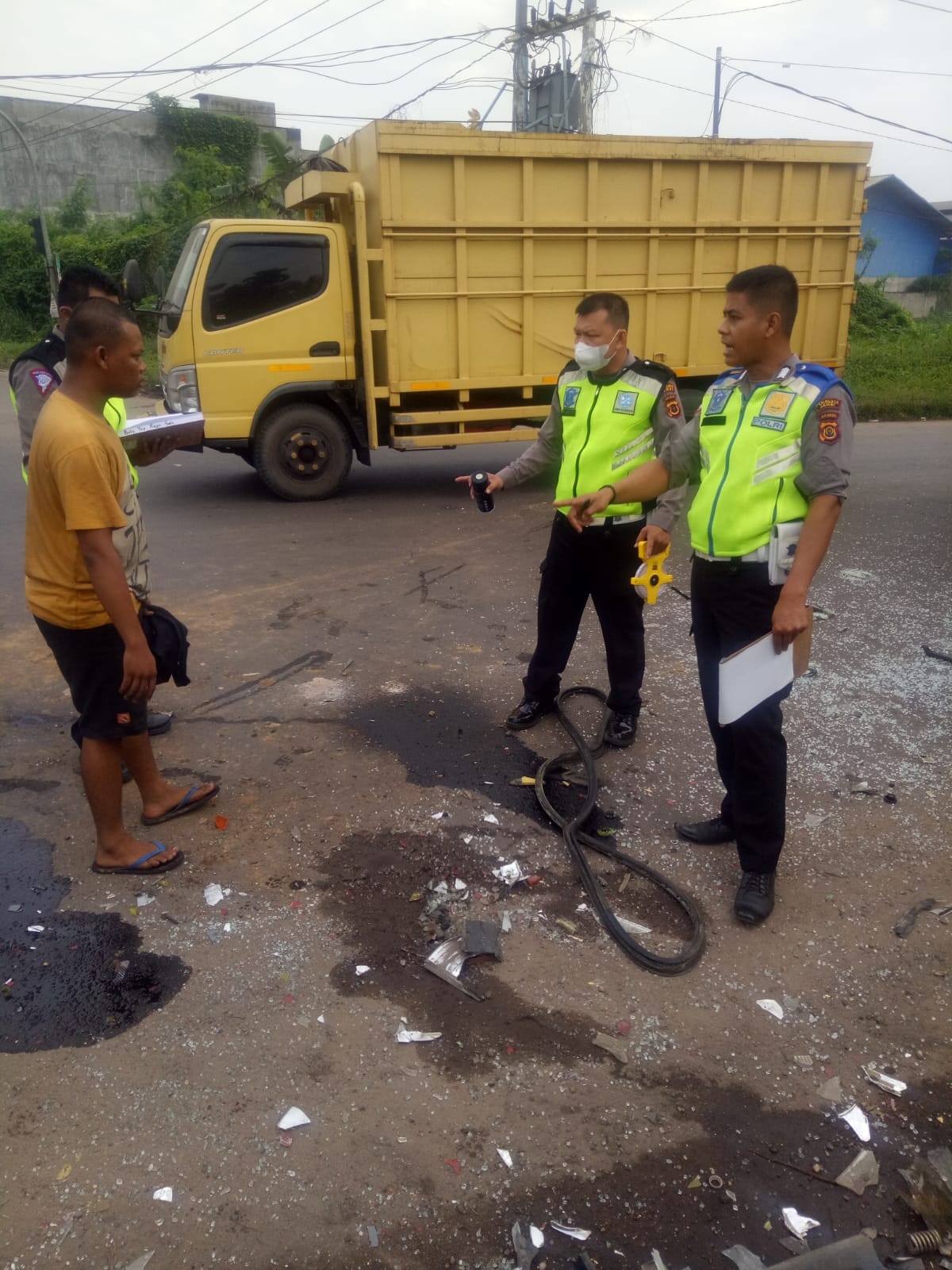 Oleng, Mobil Tabrak Mobil Lain yang Sedang Terparkir 