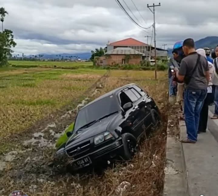 Laka Tunggal di Sungai Penuh, Mobil Masuk Sawah Pengemudi Diduga Pingsan 