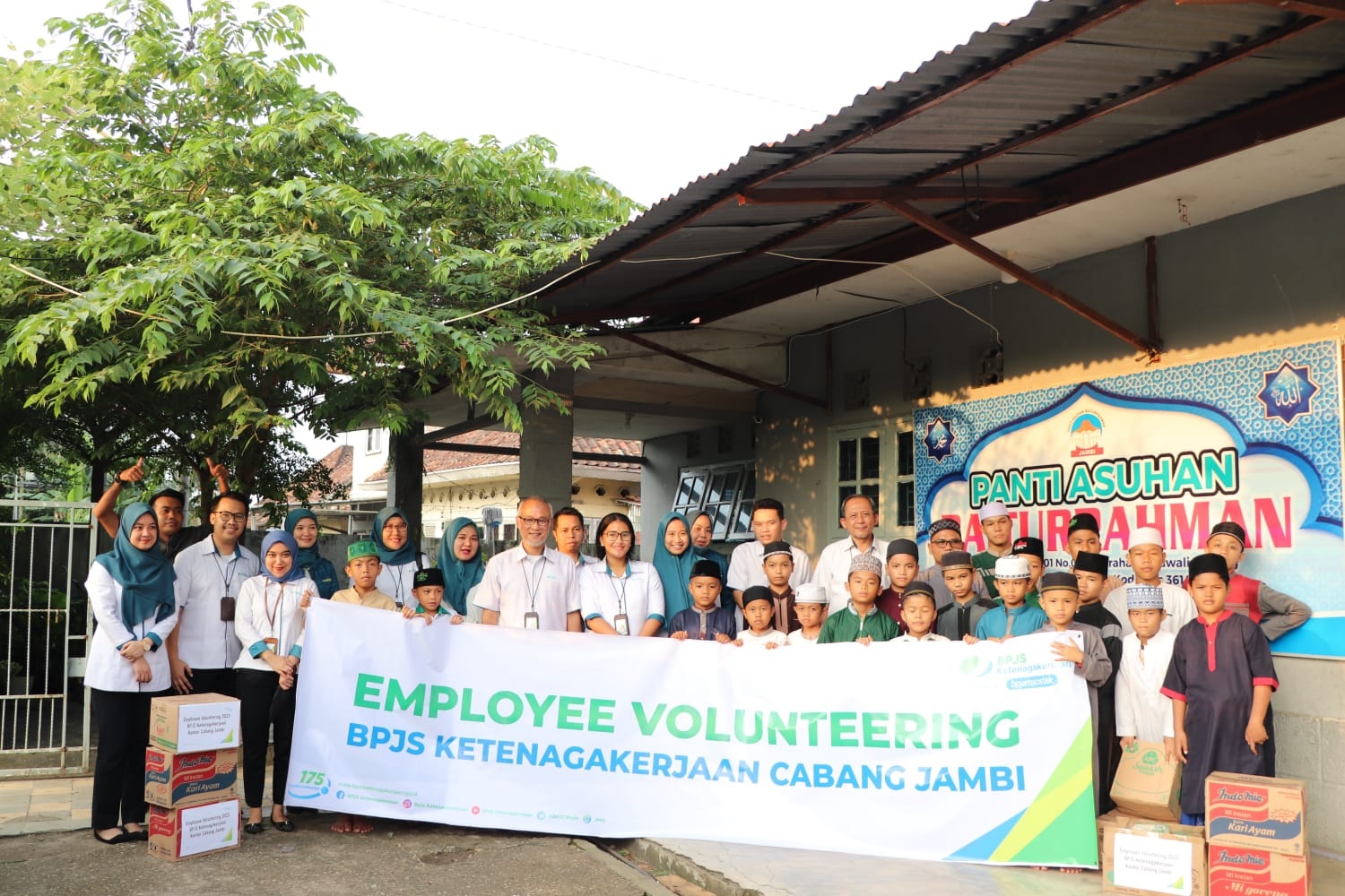 Employee Volunteering BPJS Ketenagakerjaan, Bagikan Sembako ke Panti Asuhan Baiturrahman