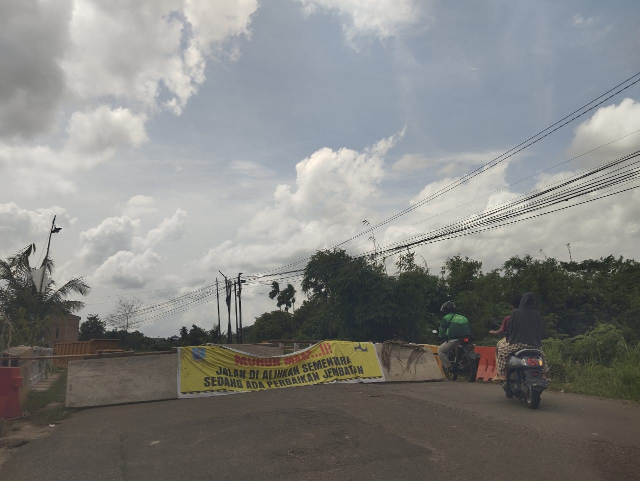 Membahayakan, Banyak Masyarakat yang Nekat Melintas Jembatan Sari Bakti yang Nyaris Roboh