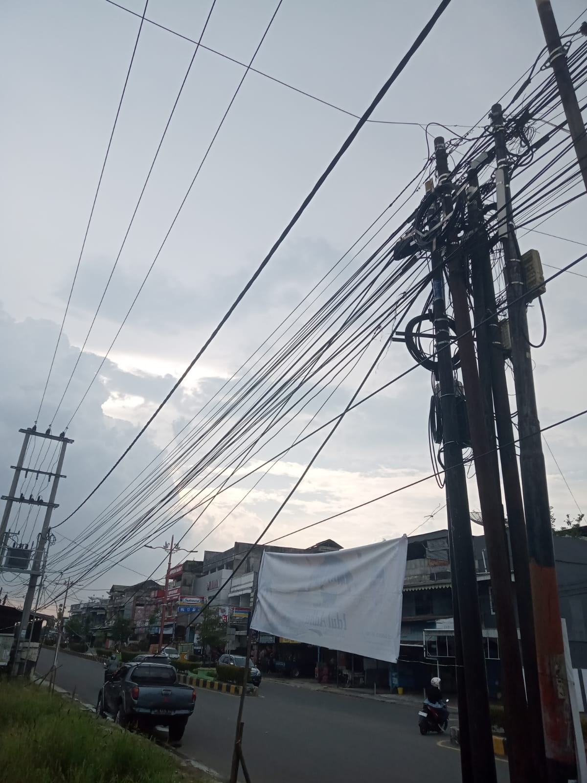 Kabel dan Tiang Provider Semrawut, Dewan Minta Pemkot Jambi Sikapi