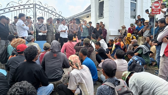Puluhan Massa Kembali Geruduk Kantor Bupati-Kejari Tebo, Soal Dugaan Gratifikasi PT APN dan Kades Tanah Garo