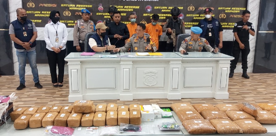 Polisi Tangkap Dua Orang Pengedar Dengan Barang Bukti 39 Kilogram 