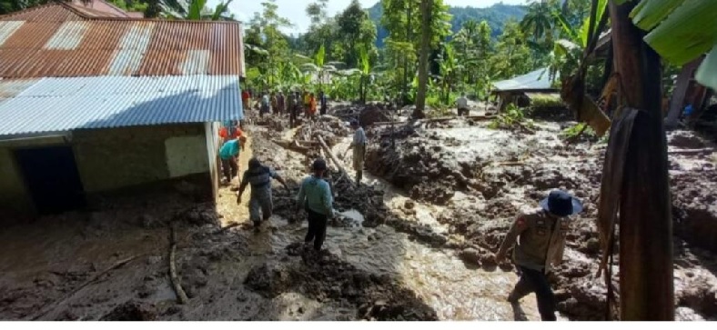 Jalan Kerinci-Padang Lumpuh 5 Jam, 7 Rumah Tertimbun Longsor