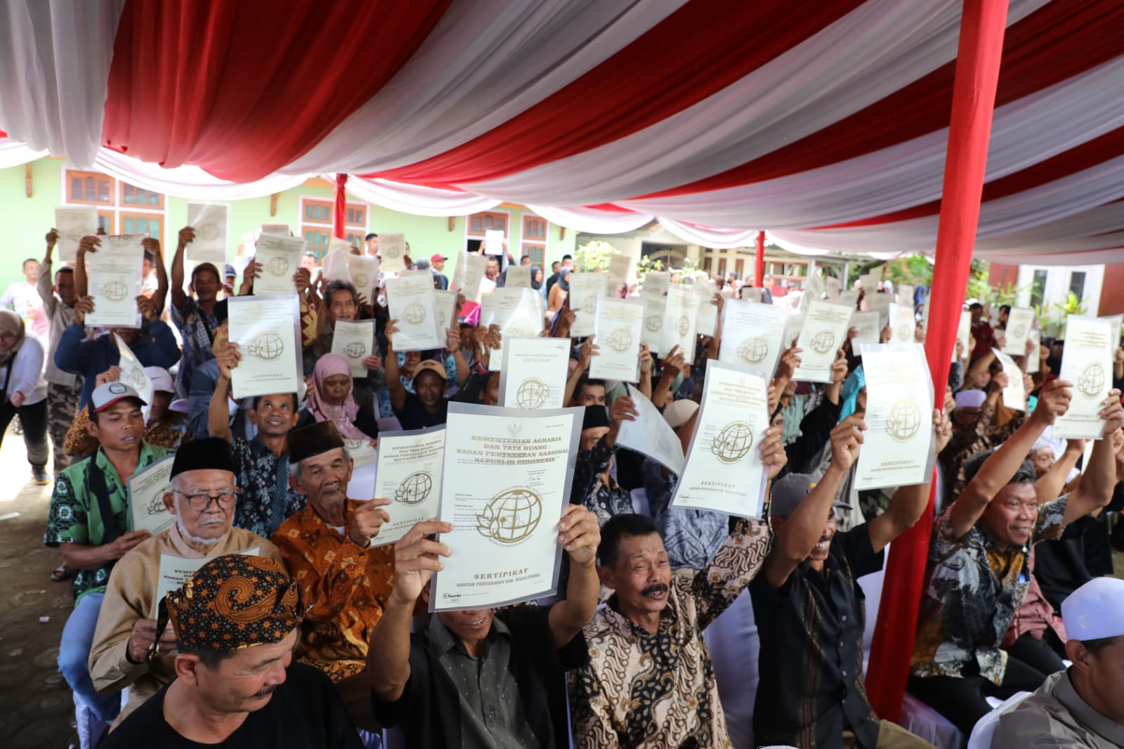 Serahkan 1.641 Sertipikat Redistribusi Tanah di Kabupaten Majalengka. 