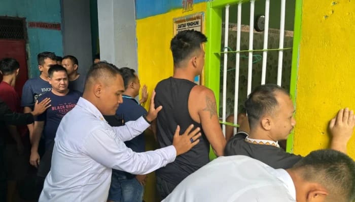 Pastikan Situasi Kondusif, Petugas Lapas Kelas IIB Sarolangun Lakukan Penggeledahan