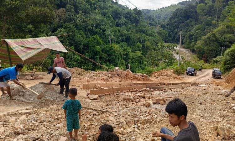 Rusak Berat, Warga Batangasai Perbaiki Jalan Provinsi Secara Swadaya