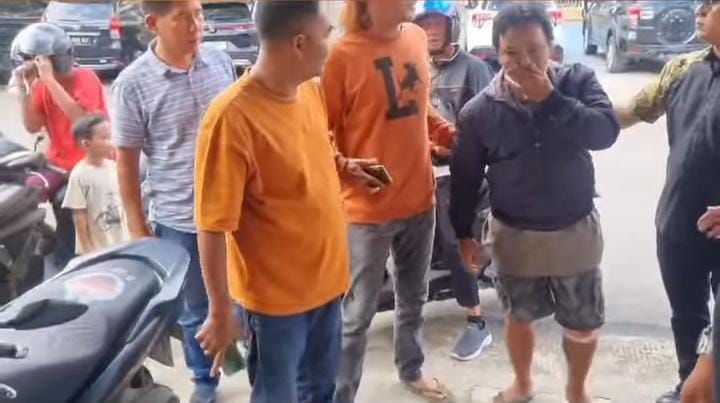 Ditemani Keluarga, Pelaku Penikaman di Pasar Angso Duo Menyerahkan Diri 