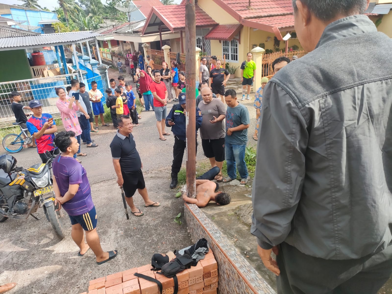 Kepergok Sedang Mencongkel Jendela Masjid, Seorang Pria Diikat Warga di Tiang Listrik