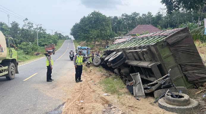 Truk Hino, Bus RAPI, Mobil Carry Tabrakan Beruntun di Muaro Jambi, Empat Korban Dilarikan ke Rumah Sakit