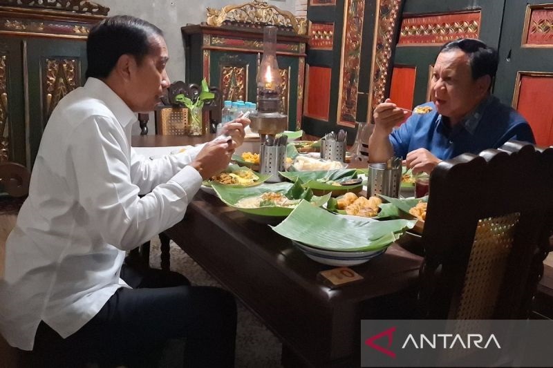 Nikmati Nasi Goreng, Presiden Prabowo Bertemu Jokowi di Angkringan Solo 