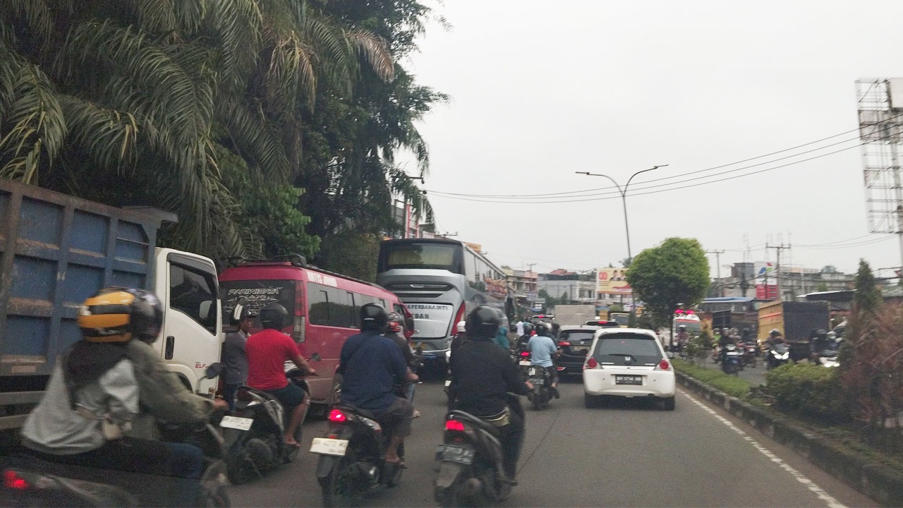 Dugaan Praktik Pelangsiran BBM Solar, Antrean di SPBU di Kota Jambi Semakin Parah