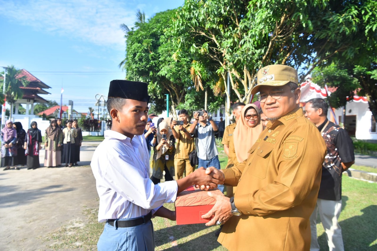 Wali Kota Maulana Bagikan Sepatu untuk Siswa Sekolah Rakyat, Dorong Semangat Belajar