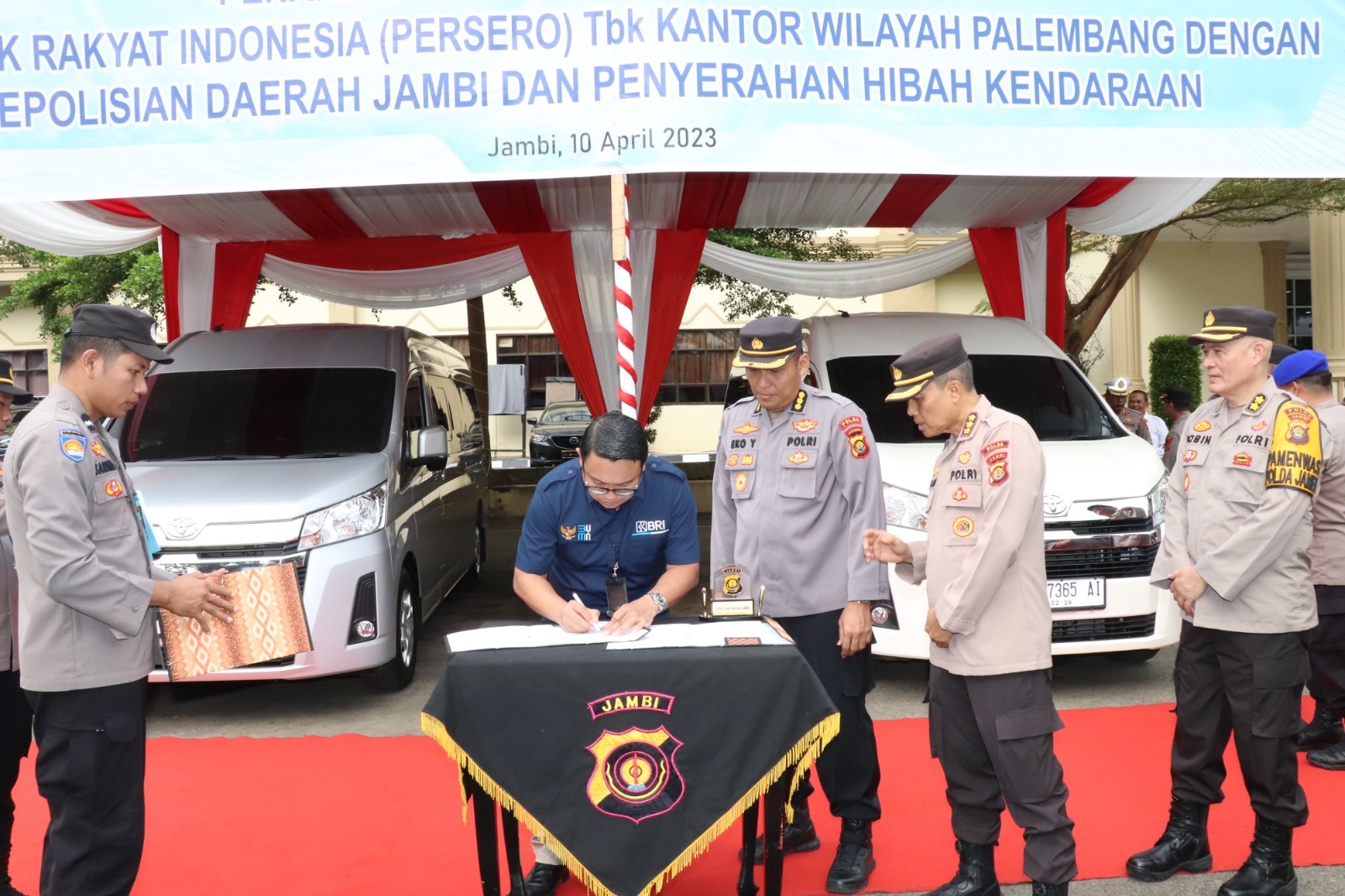 Polda Jambi Terima Hibah Dua Unit Mobil dari Bank BRI Palembang 