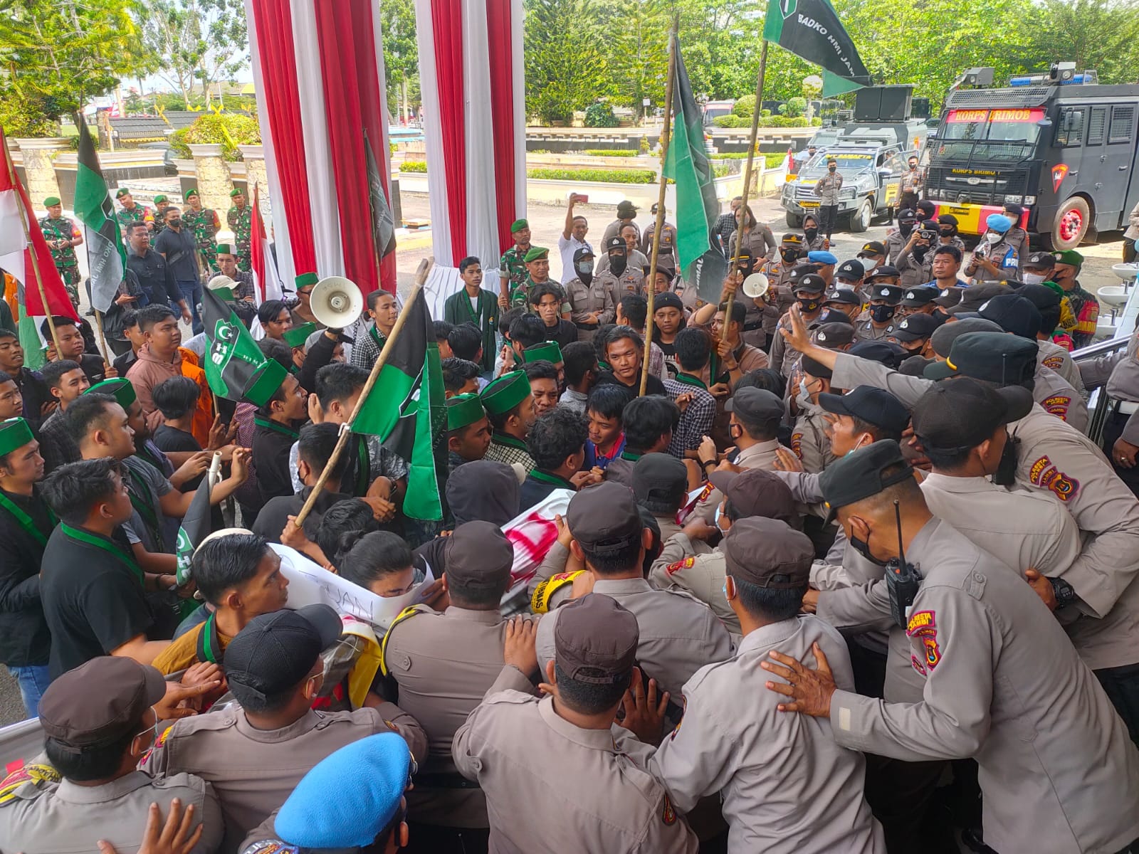 HMI Jambi Tuntut Bertemu Pimpinan DPRD Provinsi Jambi, Mahasiswa - Polisi Langsung Saling Dorong