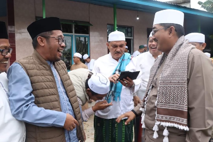 Bupati Anwar Sadat Serahkan Bantuan 10 Juta ke Masjid Baitul Makmur dalam Safari Subuh