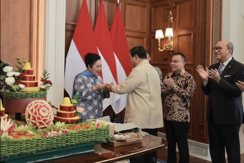 Rayakan HUT Ke-74, Presiden Prabowo Tumpengan Nasi Kuning di Istana Bersama Keluarga dan Kabinet