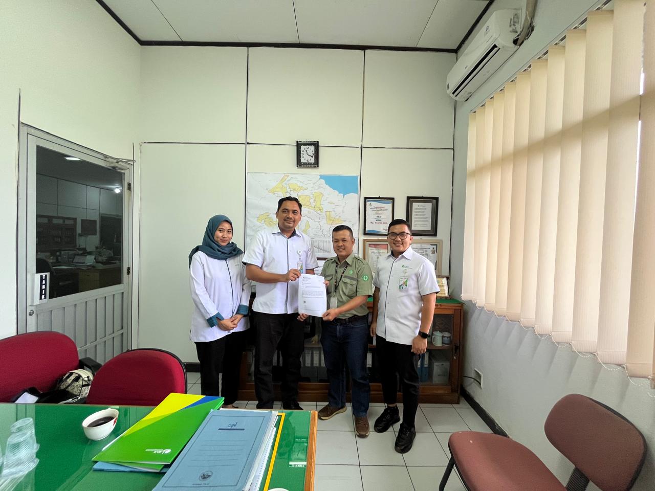 BPJS Ketenagakerjaan Serahkan Laporan CIR kepada Lontar Papyrus & Paper Inds