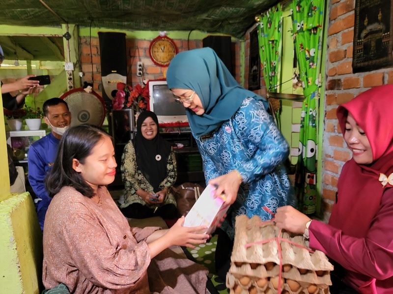 Ketua TP PKK Merangin Santuni Bumil KEK dan Anak Stunting