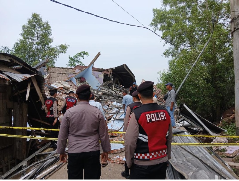 Satu Unit Rumah dan Ruko di Pasar Kuwatik Kuala Tungkal Ambruk