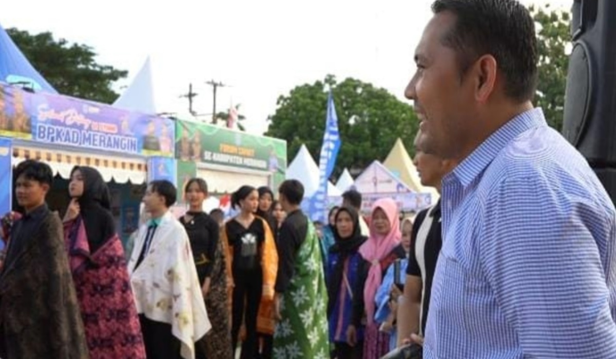 Bupati H M Syukur Serius Saksikan Parade Batik Merangin