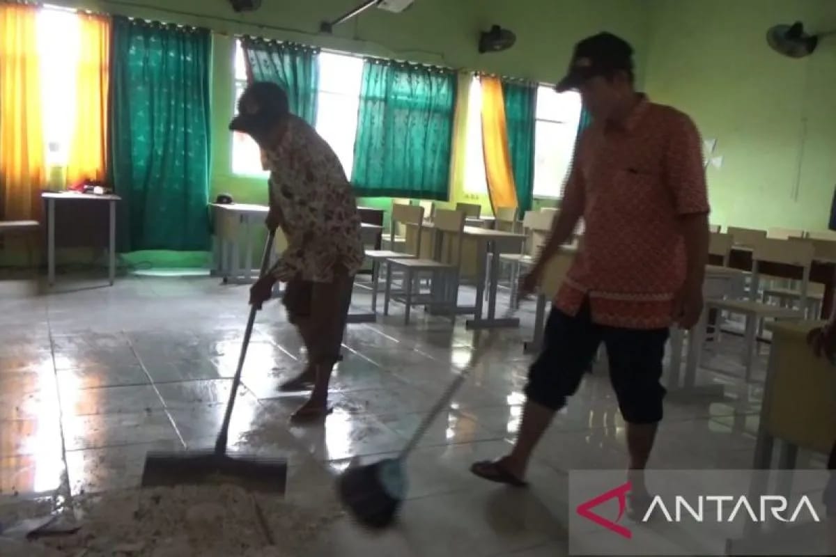 Plafon di Dua Sekolah di Semarang Ambrol Akibat Hujan dan Angin