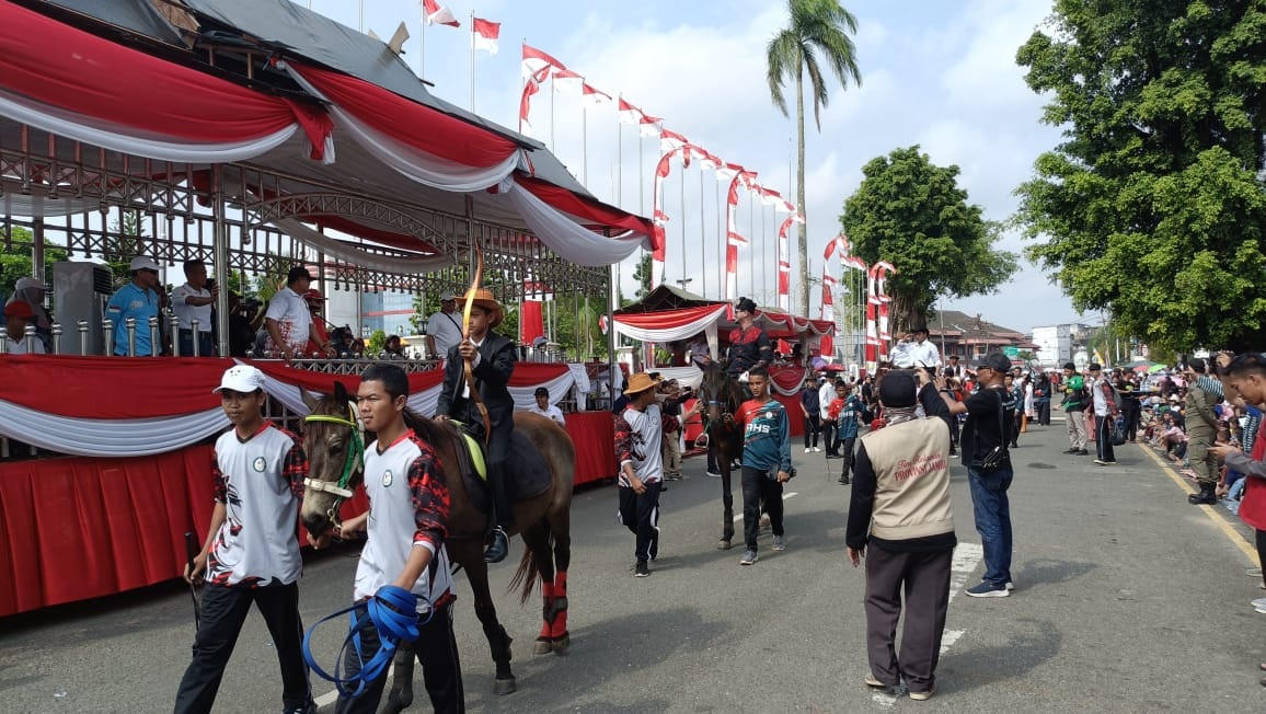 Ribuan Peserta Pawai Pembangunan HUT RI Tumpah di Kawasan Rumdis Gubernur Jambi