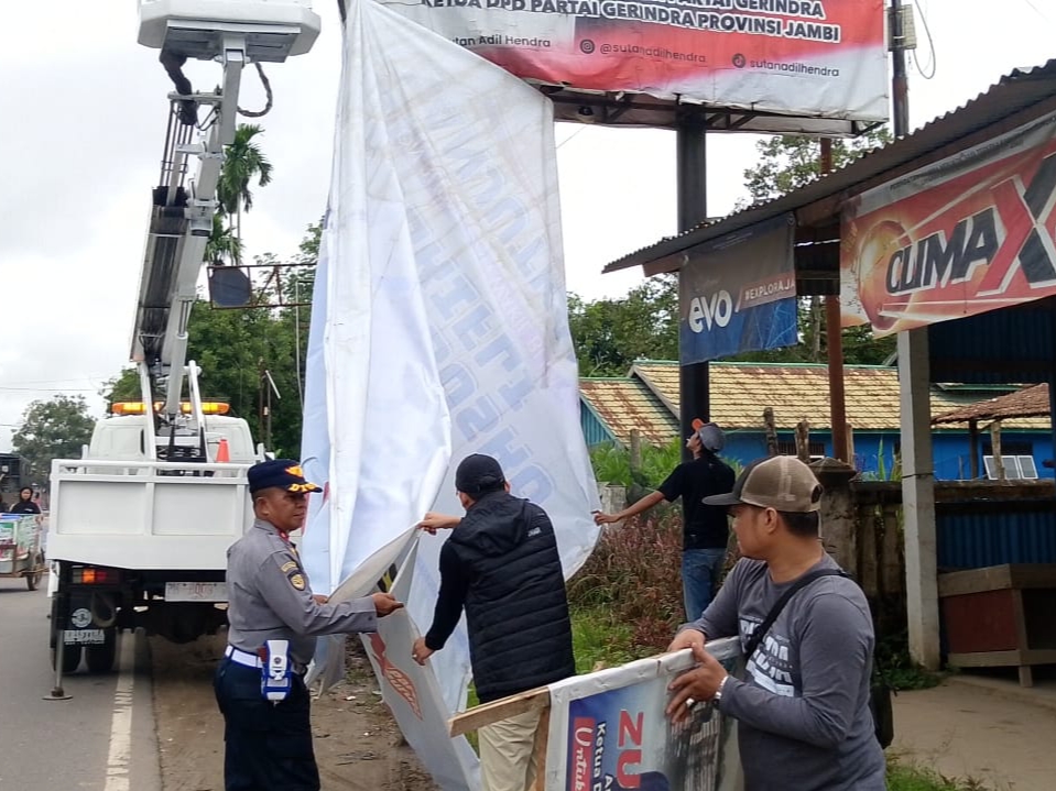 Masa Tenang, APK Cakada di Muaro Jambi Ditertibkan 