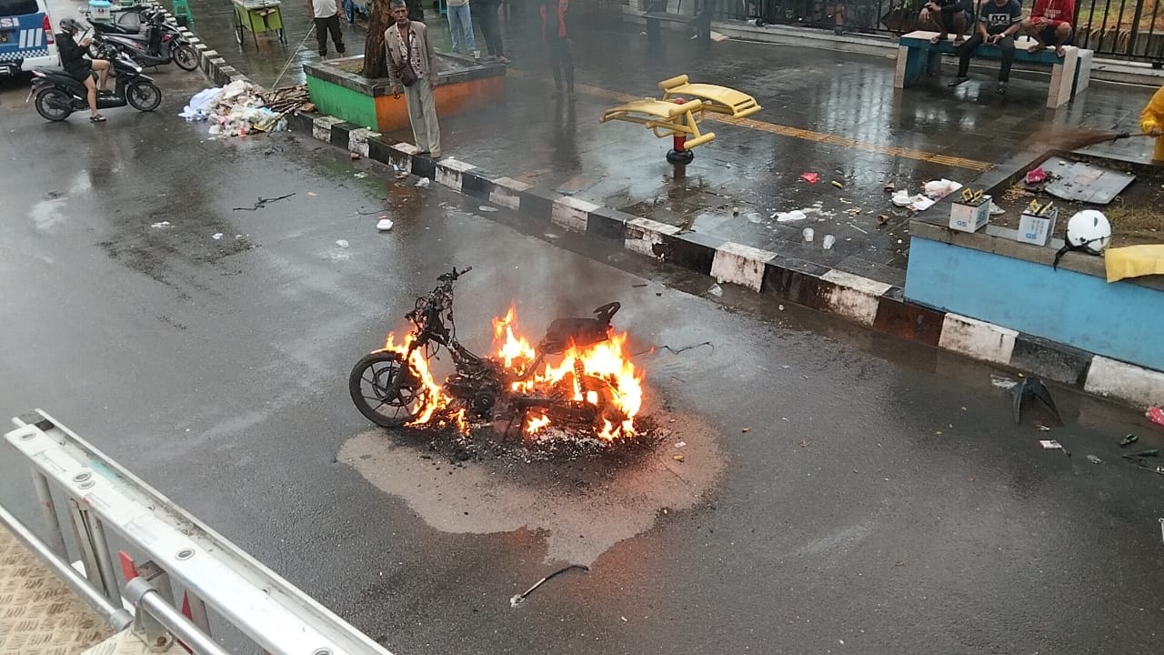 Motor Terbakar di Kawasan Tugu Keris, Respon Kilat Damkar Berhasil Padamkan Api