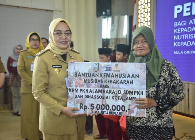 Sri Purwaningsih Serahkan Bantuan pada Anak Yatim Piatu, Korban Kebakaran dan Korban Banjir